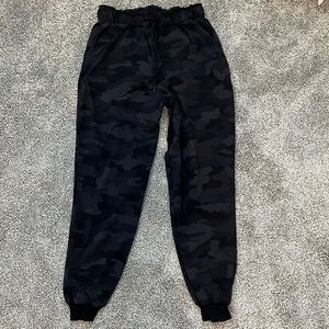 Lululemon stretch black camo joggers size 8